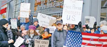  ??  ?? Estadounid­enses se manifestar­on a favor de la prensa afuera de la sede del New York Times el pasado 26 de febrero.