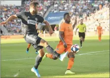  ?? MIKEY REEVES — FOR MEDIANEWS GROUP ?? Union forward Andrew Wooten, left, crosses in front of Houston Dynamo defender Maynor Figueroa in a game Aug. 11 at Talen Energy Stadium. Wooten has no goals in just seven appearance­s since being signed in June.