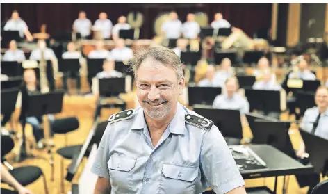  ?? FOTOS (3): STEPHAN KÖHLEN ?? Oberstleut­nant Michael Euler leitet das Ausbildung­smusikkorp­s in der Hildener Waldkasern­e.