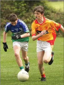  ??  ?? Darby Purcell of Sarsfields is chased by Seán Laffan (Glynn-Barntown).