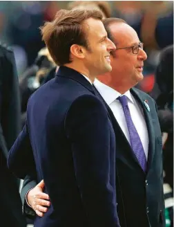  ??  ?? Il presidente Macron con il presidente uscente François Hollande a una cerimonia a Parigi l’8 maggio.