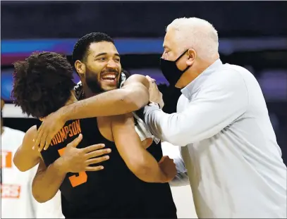  ?? ANDY LYONS — GETTY IMAGES ?? Oregon State’s Maurice Calloo (1) and Ethan Thompson (5) celebrate their second-round win with coach Wayne Tinkle, right, on Sunday.