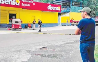  ??  ?? Vivía en municipio vecino. Según la PNC, Aguiñada residía en San Rafael Obrajuelo, La Paz, y se cree que desde ese lugar había llegado a comprar a la ferretería del municipio vecino.