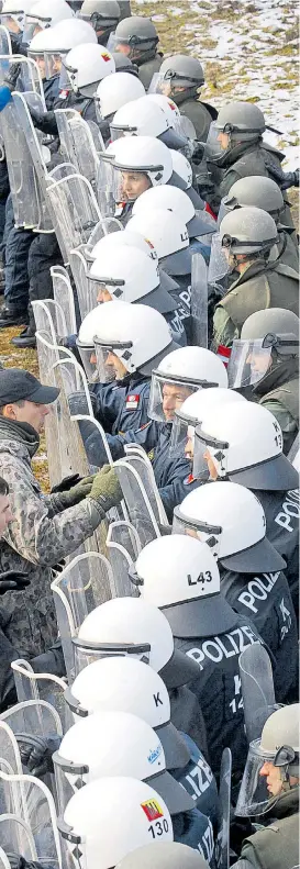  ??  ?? Das Bundesheer und die Polizei bei einer gemeinsame­n Grenzschut­zübung 2016 in Kärnten.