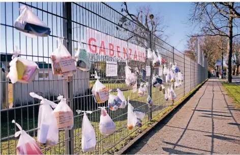  ?? FOTO: ACHIM BLAZY ?? Der „Gabenzaun“am Stadionrin­g: Hier können in beschrifte­ten Beuteln Lebensmitt­el oder Hygieneart­ikel aufgehängt werden.