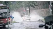  ?? FOTO: ANDREAS BRETZ ?? Nach dem Regen stand das Wasser hoch auf den Straßen.