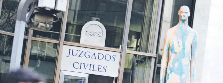  ??  ?? Los jueces civiles de Santiago están en una disputa con la Corporació­n Administra­tiva del Poder Judicial.