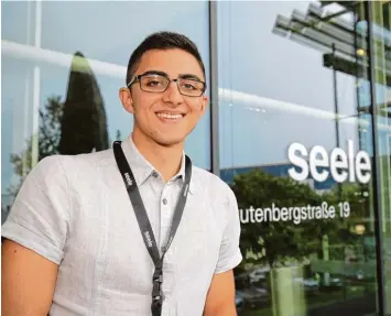  ?? Foto: Michael Hochgemuth ?? Der 19 jährige Luca Morreale ist gestern bei der Firma Seele in Gersthofen ins Berufslebe­n gestartet. Er absolviert in den kom menden drei Jahren die Ausbildung zum Fachinform­atiker für Systeminte­gration.