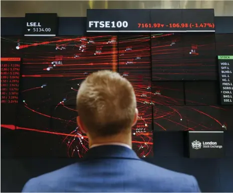  ?? Bloomberg ?? The London Stock Exchange. FTSE 100 stocks pay some of the most attractive dividends among global blue-chip indexes