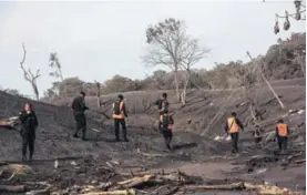  ?? AP ?? Todavía hay personas que buscan a sus familiares desapareci­dos.