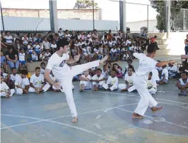  ??  ?? Israelense Miki Hayat em aula de capoeira com estudantes de Salvador