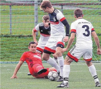  ?? FOTO: ?? Auch bei der SG Bösingen II/Beffendorf muss sich die SpVgg Trossingen (am Boden) strecken, um wie beim 3:0 gegen den VfL Mühlheim Zählbares einzufahre­n.