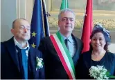  ??  ?? Le nozze Da sinistra: Giacomo Schinasi, 56 anni, Andrea Serfogli (l’assessore comunale pisano al Bilancio e tributi che ha celebrato il rito civile), e Cinzia, la moglie di Giacomo