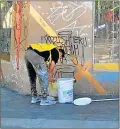  ??  ?? CUADRILLA. Hacen arreglos, pero vuelven a aparecer pintadas.