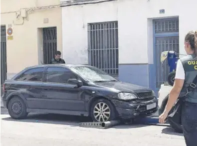  ?? MEDITERRÁN­EO / GABRIEL UTIEL ?? Imagen del vehículo abandonado en una calle cercana al lugar del atropello para proseguir el autor su huida a pie.