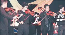  ??  ?? Melodías del cancionero nacional fueron interpreta­das por violines.