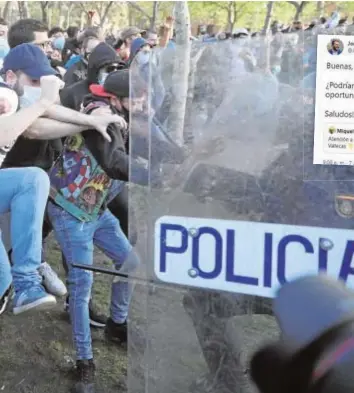  ?? EFE ?? Un grupo de radicales carga contra agentes de Policía en Vallecas