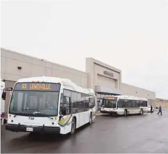  ??  ?? La Place Champlain, à Dieppe, est un des principaux points de transfert pour les usagers du service de transport en commun dans le Grand Moncton. Malgré ça, les résidants de la cité acadienne utilisent peu le service. - Archives