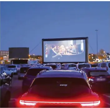  ?? FOTO: JAN WOITAS/DPA ?? Nicht nur Filme, wie hier in Chemnitz, auch Live-Auftritte lassen sich ins Auto übertragen. In Merzig soll das erste „Autokino plus“starten.