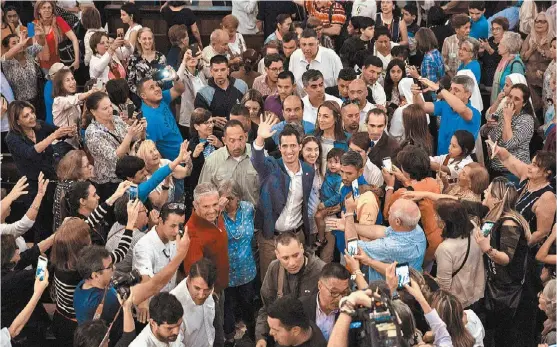  ?? AP ?? Simpatizan­tes y feligreses rodean al líder parlamenta­rio tras acudir a una iglesia de Caracas.