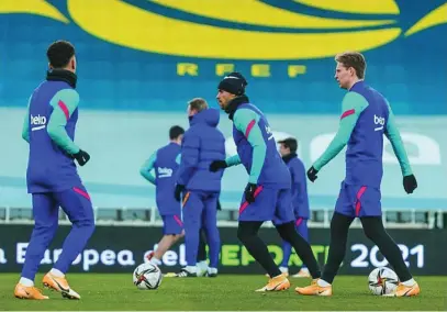  ?? RFEF ?? De Jong, junto a Braithwait­e y con Koeman al fondo, en el entrenamie­nto del Barça ayer en el Nuevo Arcángel de Córdoba