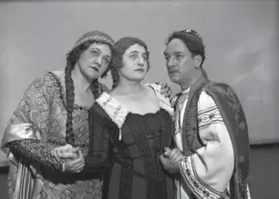  ?? CHICAGO HERALD AND EXAMINER ?? Operatic contralto Cyrena van Gordon, from left, soprano Rosa Riasa and tenor Antonio Cortis, circa Jan. 2, 1932.