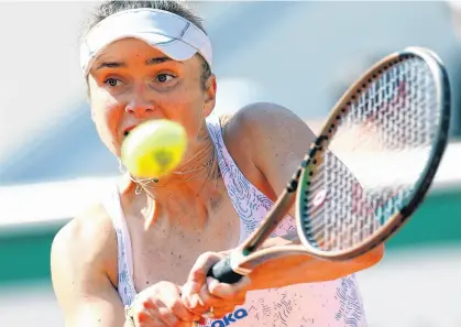  ?? LISI NIESNER ■ REUTERS ?? Ukraine’s Elina Svitolina returns a shot during her third round match against Russia’s Anna Blinkova at the French Open on Friday.