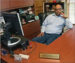  ?? MARK BUFFALO/THREE RIVERS EDITION ?? Joe Washington sits in his home office in Searcy. Washington, who grew up in Mississipp­i, moved to Arkansas after earning a master’s degree in accounting from Jackson State University in Jackson, Miss., and getting a job with the FDIC.