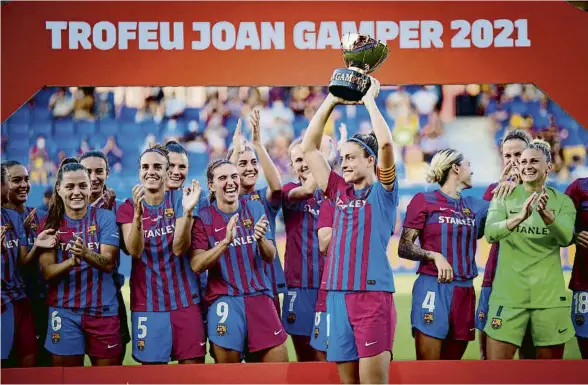  ?? FCB ?? La capitana del Barça, Alexia Putellas, aixecant el trofeu del primer Gamper femení disputat aquest estiu contra el Juventus