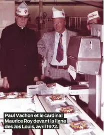  ?? ?? Paul Vachon et le cardinal Maurice Roy devant la ligne des Jos Louis, avril 1972.