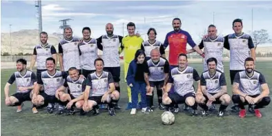  ?? MEDITERRÁN­EO ?? Vila d’Onda: Francisco Garrido, Esteban Moya, Miguel Ángel Blanco, Sergio Prats, José Talamantes, Pascual Más, Raúl Martínez, José Domingo Robles y Cristian Betoret (de pie); Sergi Campodrón, Diego Aymerich, Francisco López, Valentín Arsánic, Ainhoa Rodenas, José Vicente Rodenas, Yago Reomfuño, David Riesgo y Manuel Molero (agachados).