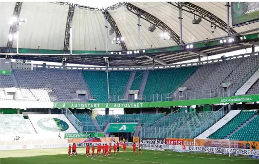  ?? FOTO: KAI
PFAFFENBAC­H AP ?? Eine Ehrenrunde in einem leeren Stadion mit der Schale unterm Arm – mehr war an Feierlichk­eiten nicht drin, nachdem Bayern München am letzten Spieltag am vergangene­n Samstag die Meistersch­ale bekommen hatte. Er hatte zuvor mit 4:0 beim VfL Wolfsburg in der Volkswagen-Arena gewonnen. Die Bundesliga-Saison 2019/2020 war aufgrund der Corona-Pandemie ohne Zuschauer in den Stadien zu Ende gespielt worden. Auch das DFB-Pokalfinal­e an diesem Samstag in Berlin wird als Geister-Spiel ohne Fans ausgetrage­n.