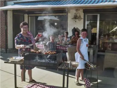  ?? FOTO TOM PALMAERS ?? Marie-Louise Franssen uit Vlijtingen (Riemst) en haar familie genieten van een lekkere BBQ.