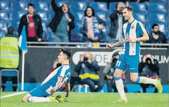  ?? QUIQUE GARCÍA / EFE ?? Hernán Pérez celebra el gol de la clasificac­ión, mientras Baptistão acude a felicitar al héroe de la victoria