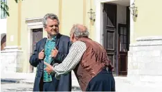  ?? Foto: Elisa Glöckner ?? „Jedermann auf Bayrisch“spielt das Neuburger Volkstheat­er, hier Sepp Reichart (l.) und Günther Seidel auf dem Karlsplatz.