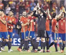  ??  ?? ►L● selección española aplaude tras la victoria.