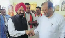  ?? HT ?? Former UP minister Balwant Singh Ramoowalia handing over the keys of the house to BJP minister Suresh Khanna in Lucknow.