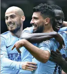  ??  ?? David Silva (t.v.), Benjamin Mendy og Sergio Agüero lekte seg med Huddersfie­ld.