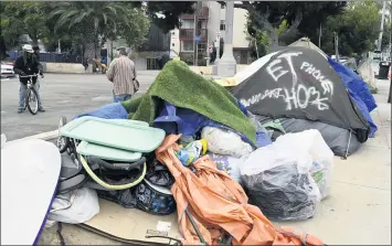  ?? BRITTANY MURRAY — STAFF PHOTOGRAPH­ER ?? An ordinance coming before the L.A. City Council today would let the city create zones where setting up encampment­s, or merely sleeping and living in a public area, would be unlawful.