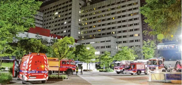  ?? Foto: Christoph Bruder ?? Rund 20 Fahrzeuge der Feuerwehr standen in der Nacht zum Donnerstag vor dem Augsburger Klinikum. Wegen es eines Schwelbran­des mussten 75 Patienten in Sicherheit gebracht werden.