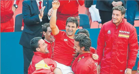  ?? FOTO: EFE ?? David Ferrer, manteado por sus compañeros de equipo tras sellar la victoria sobre Alemania, 3-2, remontando el 1-2 a favor de los teutones tras la disputa del dobles el sábado