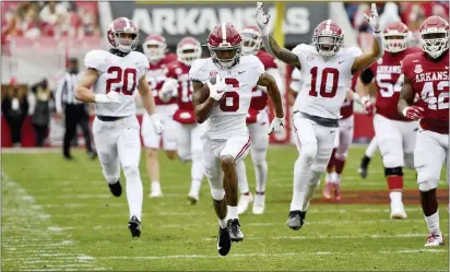  ?? MICHAEL WOODS — THE ASSOCIATED PRESS ?? Alabama punt returner DeVonta Smith (6) returns a punt for a touchdown against Arkansas during last Saturday’s game in Fayettevil­le, Ark.