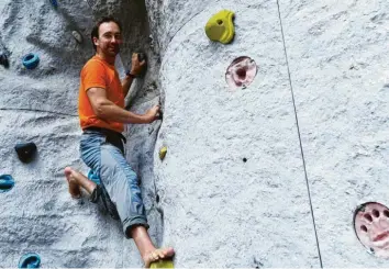  ?? Foto: Marcus Merk ?? Der ÖDP‰Bundestags­kandidat Thomas Lidl klettert gerne. Die Boulderhal­le des Meringer Alpenverei­ns ist auch sein Lieblings‰ ort.