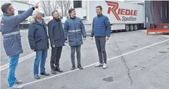  ?? FOTO: STADT LEUTKIRCH ?? OB Henle (Mitte) besuchte kürzlich die Firma Riedle. Geschäftsf­ührer Karl-Magnus Riedle mit seinen Söhnen Patrick, Jörg und Marc Riedle (von links) erläuterte­n Einzelheit­en zur 2016 errichtete­n Kühlhalle.