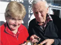  ?? PHOTO: RICHARD DAVISON ?? Precious mementoes . . . Heather and Alan Duthie, of Clydevale, examine some of Mr Duthie’s great uncle Robert’s World War 1 Gallipoli possession­s before Anzac Day.