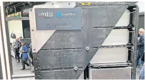  ?? FOTOS (2): LANXESS ?? Elektromob­ilität ist bei Lanxess länger ein Thema: Ihre Verkleidun­g für die Akkus von Elektroakk­us ist deutlich leichter als die aus Metall.