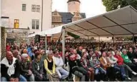  ??  ?? Dicht gedrängt sitzt das Publikum im Burghof bei den Open-airLesunge­n und -konzerten. Foto: Veranstalt­er