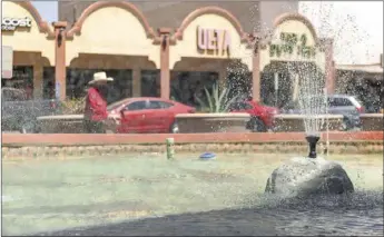  ?? PHOTO VINCENT OSUNA ?? A view of the water fountain at the downtown port of entry on Friday in Calexico. Three heat-related deaths were reported in Calexico between Aug. 23 and Wednesday.