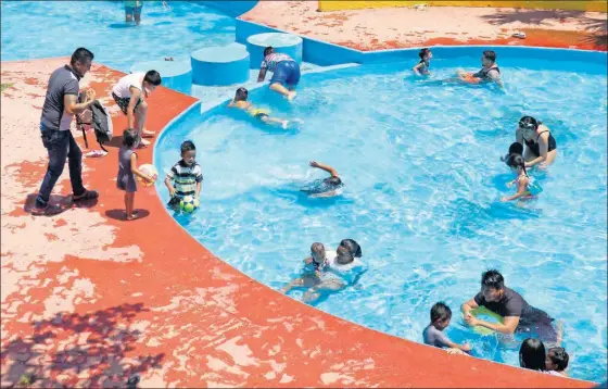  ?? ?? Las piscinas del Acuaparque se vieron con buena afluencia en el cierre de las vacaciones de Semana Santa. Recienteme­nte estas instalacio­nes recibieron diversos trabajos de limpieza y mantenimie­nto