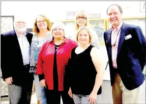  ?? Lynn Atkins/The Weekly Vista ?? Artist of the Month Jill Werner (third from left) poses with two members of the Arts Council, Terry Wilson (left) and Dave Barfield (right), and members of the nominating committee.